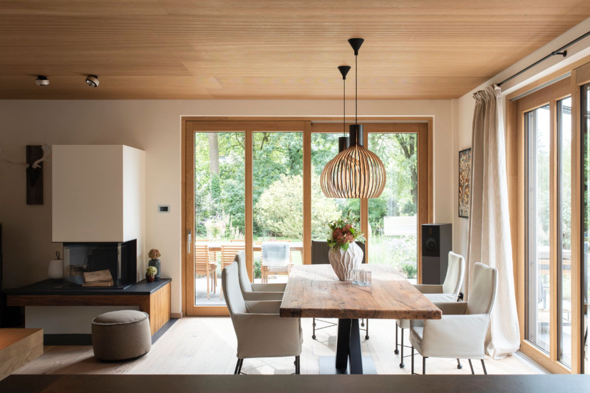 Wohnzimmer Im Naturholz Und Erdfarben